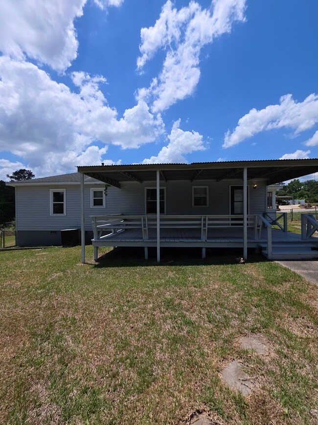 Building Photo - 3 Bedroom, 1 Bathroom Rental