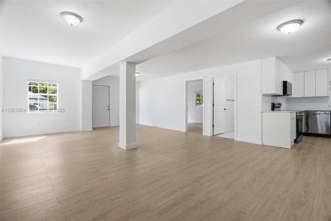 Building Photo - 465 NE 165th St