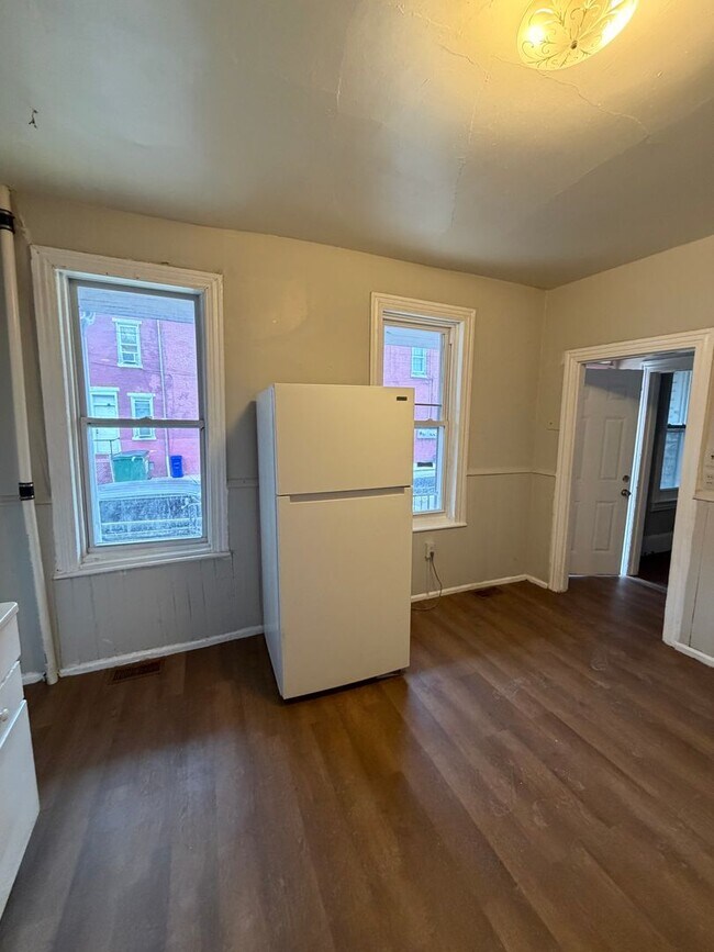 Building Photo - 1023 Greenwich St