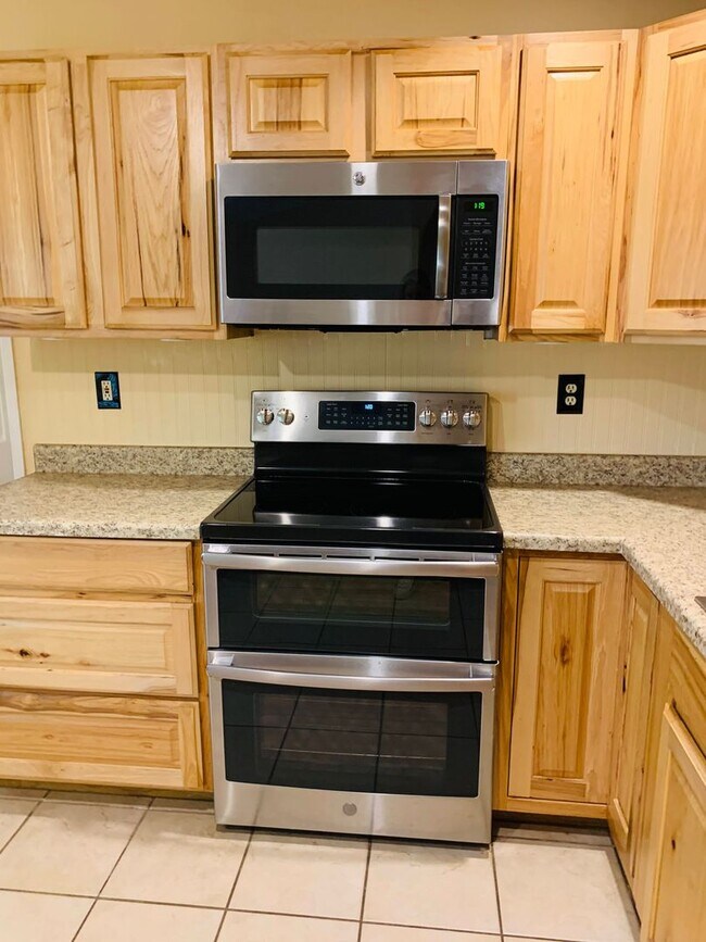 Building Photo - Move-In Ready 3-Bedroom in Sought-After Al...
