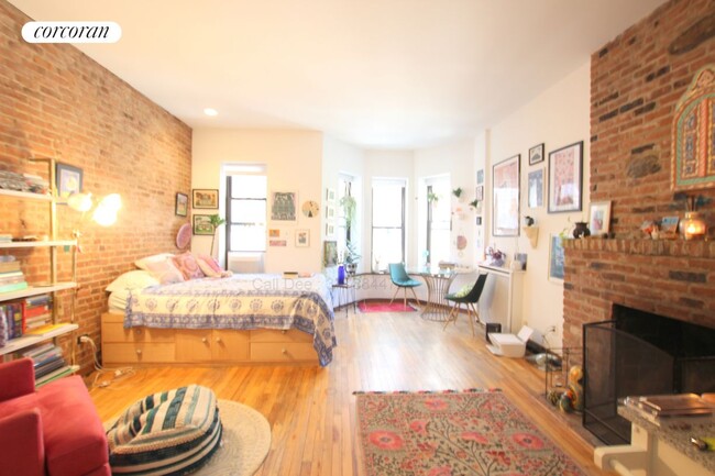 Building Photo - 146 W 70th St