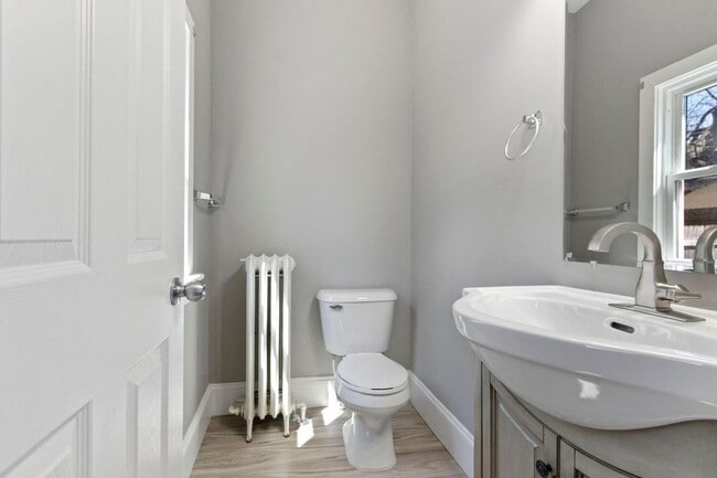 Building Photo - Large 4 bedrooms house near Macalaster