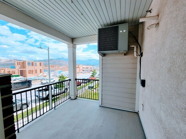 Building Photo - Gorgeous Modern Home!