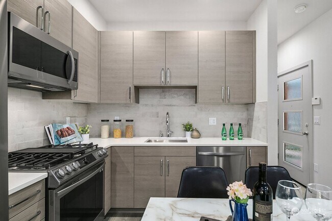 Building Photo - Modern 2 bed 2 bath town house available for move NOW