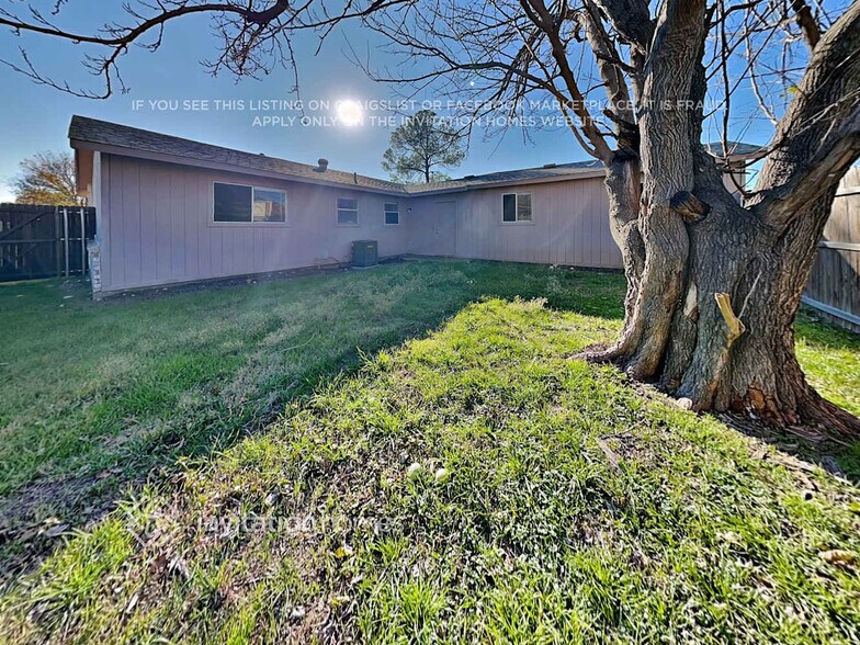 Building Photo - 923 Meadow Mead Dr