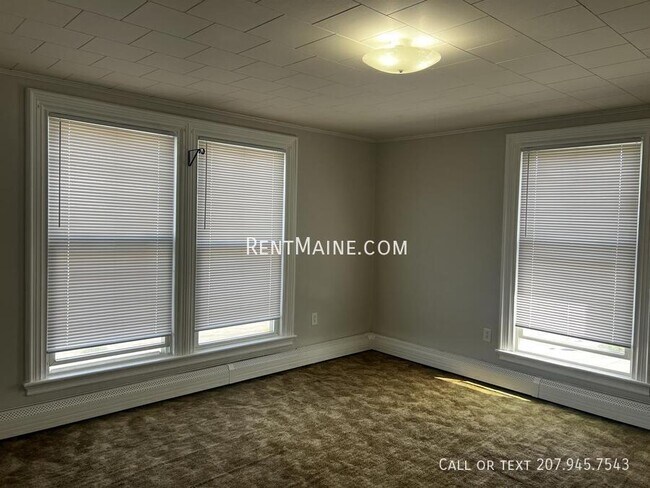 Building Photo - 445 Main St