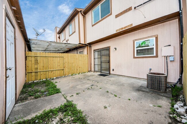 Building Photo - 12500 Brookglade Cir