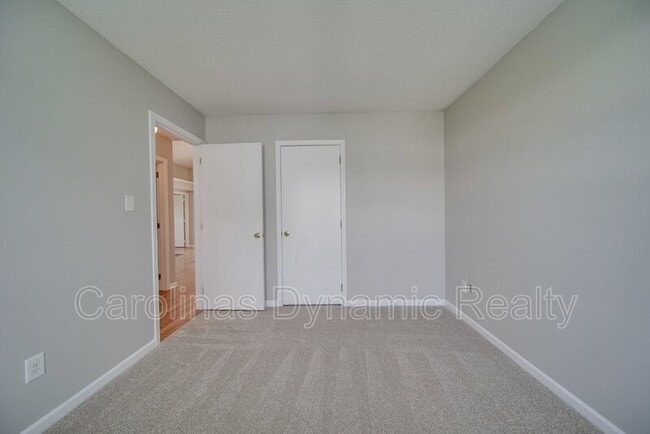 Building Photo - 120 Lantana Dr