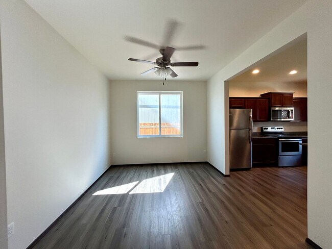 Building Photo - Beautiful Home with Quartz Countertops!
