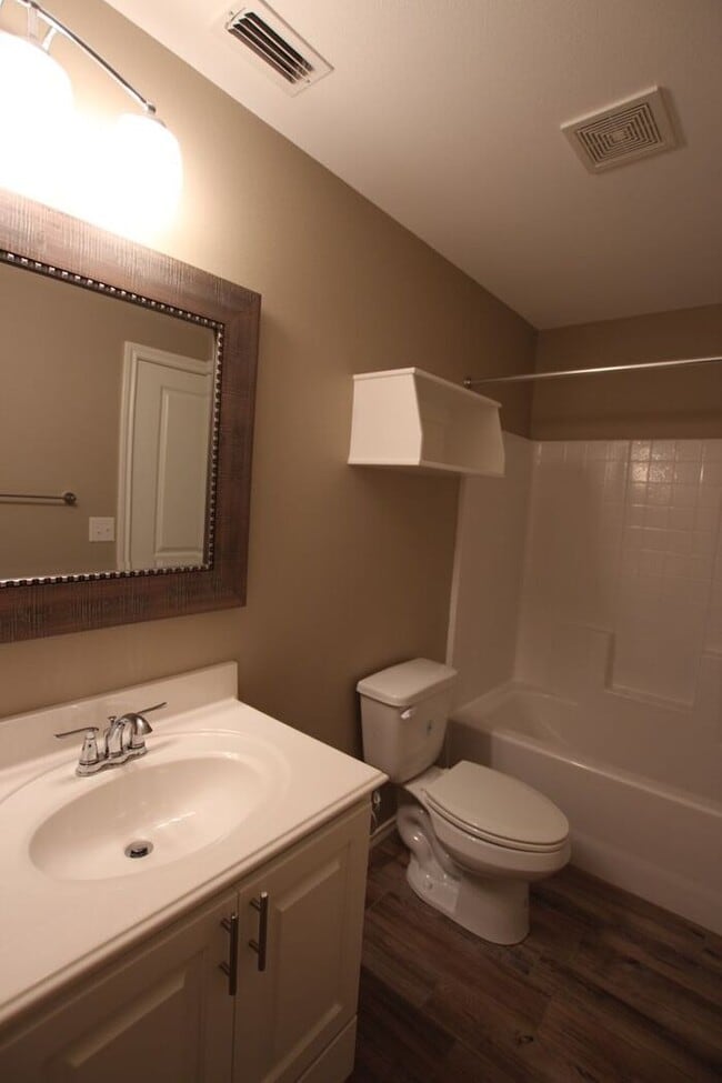Building Photo - AVAILABLE! 2 Bedroom, 1.5 Bathroom Town Home in Lindale!