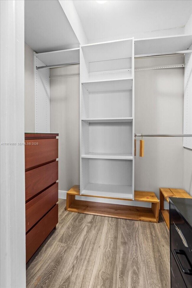 Building Photo - 811 S Hollybrook Dr