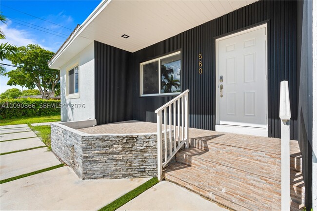 Building Photo - 580 Lee Dr