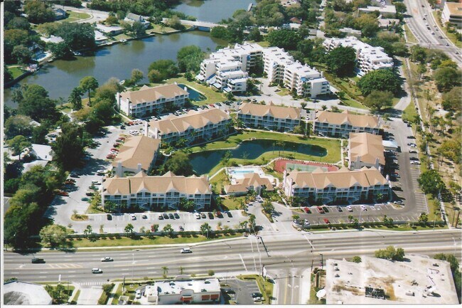 Building Photo - SEASONAL RENTAL - Downtown Sarasota Renova...