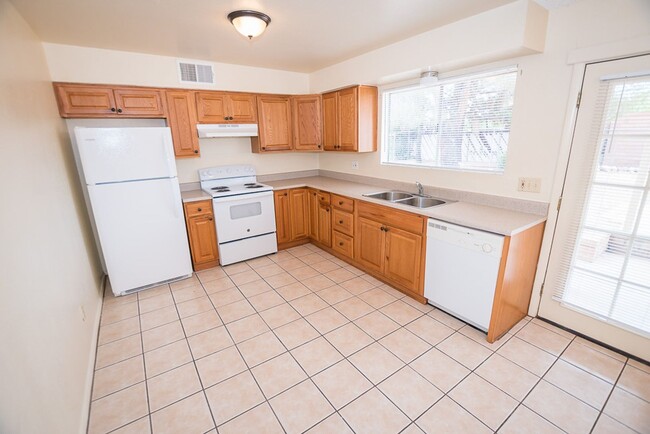 Building Photo - Spacious 3 Bedroom, 2 Bath Home with Updat...
