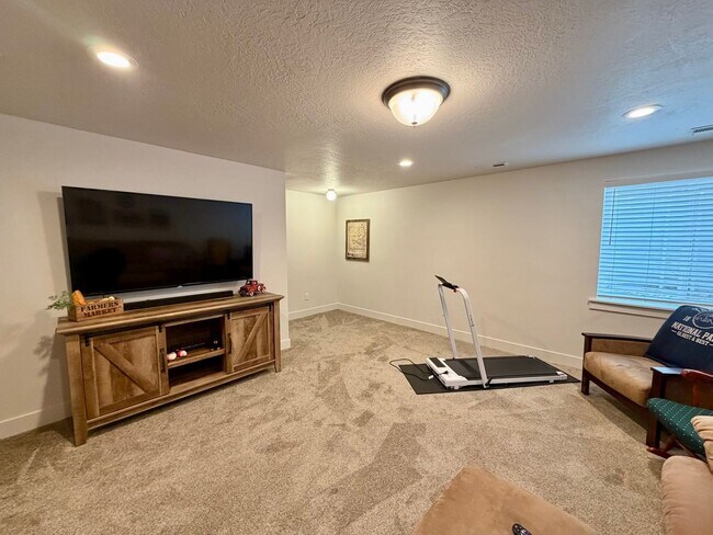 Building Photo - Gorgeous Like-New Townhome