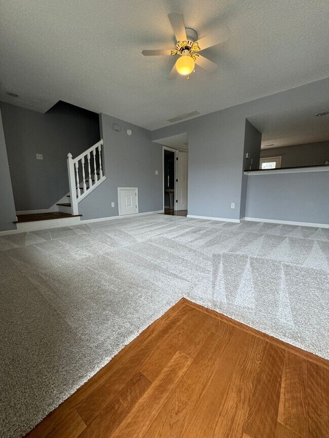 Building Photo - 2 Bedroom Condo! Available AUGUST 2026!  M...