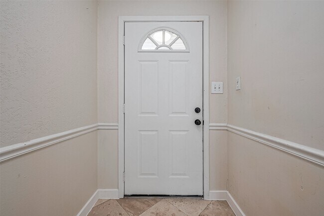 Building Photo - 13731 Greenway Dr