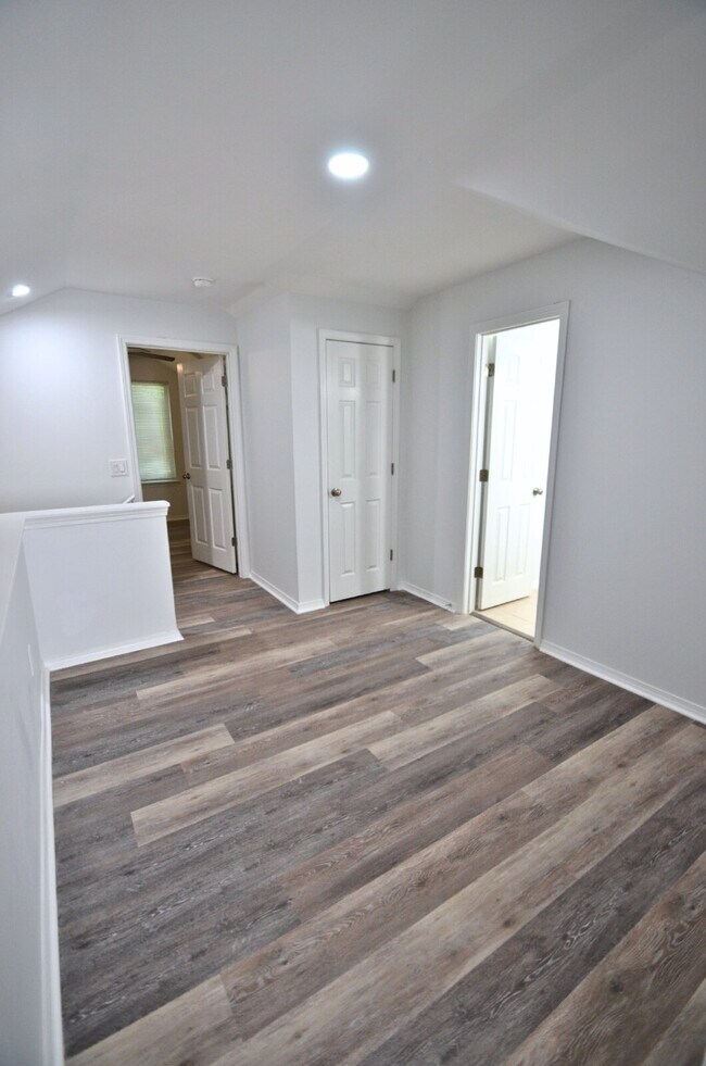 Building Photo - Beautifully Renovated 3-Bedroom Home in Fo...