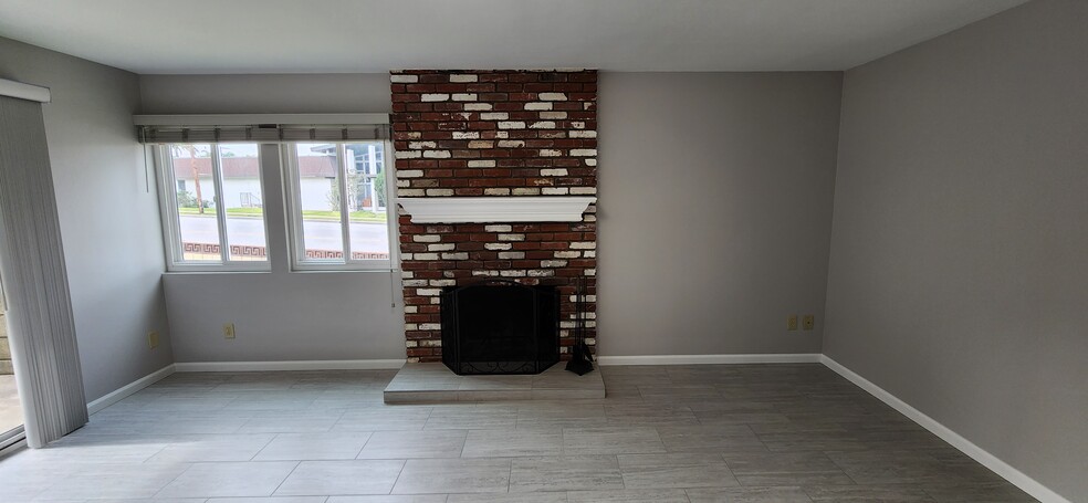 Living Room 18'x 14' - 1100 Opal St