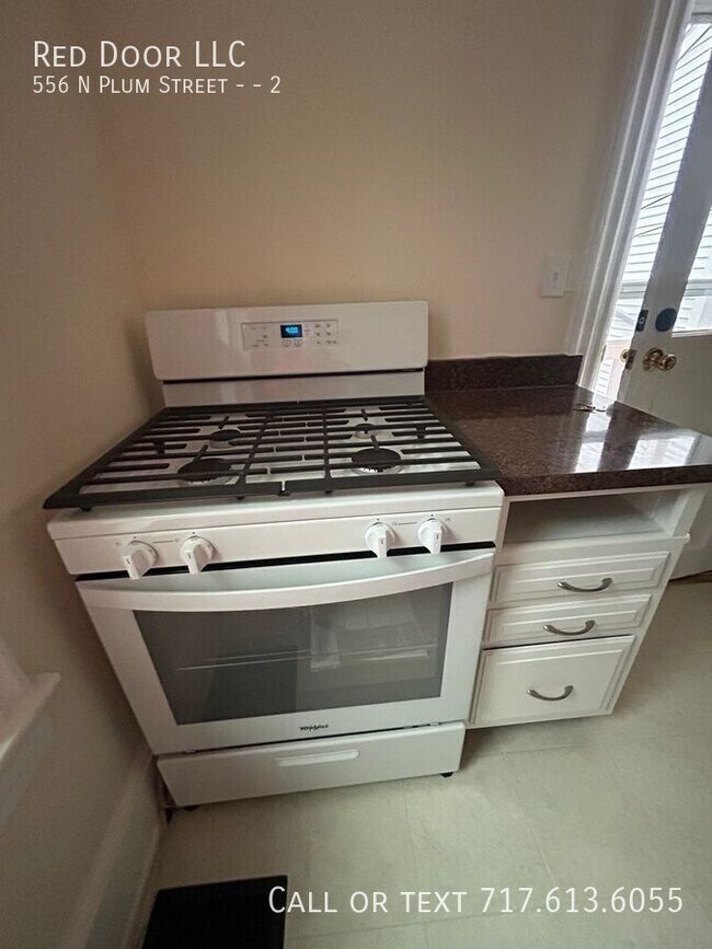 Building Photo - 556 N Plum St