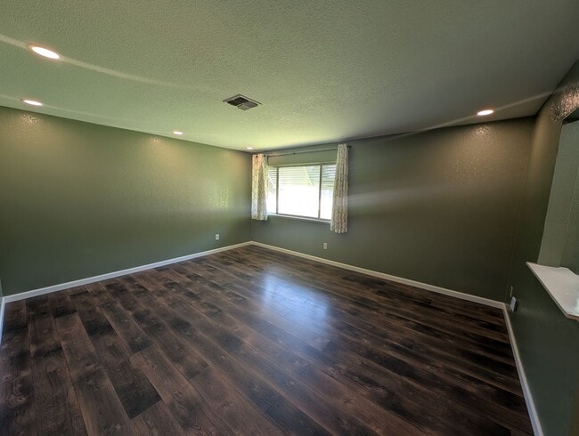 Building Photo - Move In Special 1/2 off 1st Months Rent