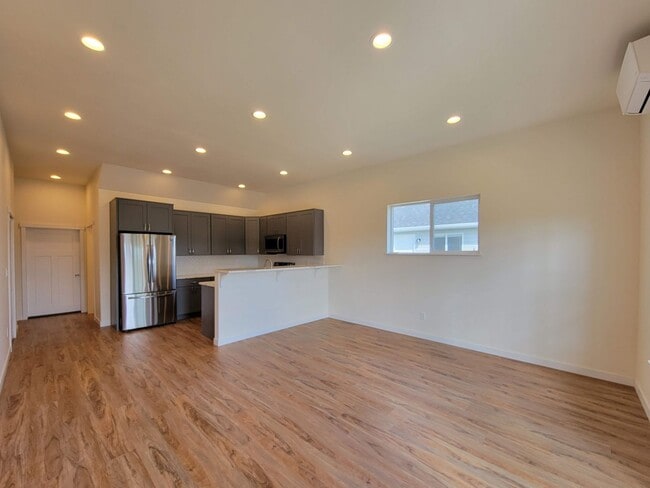 Building Photo - Remodeled, bright and spacious 3 bed close to ferries and base