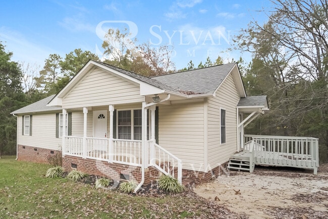 Building Photo - This charming home is move-in ready