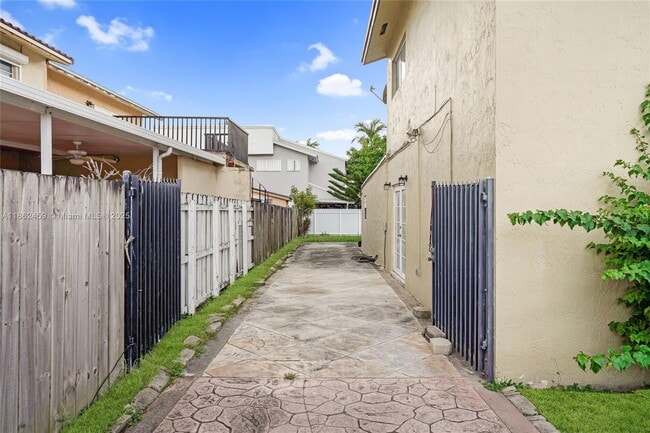 Building Photo - 1054 SW 124th Ct