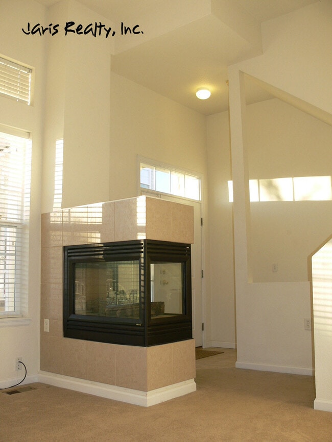 Building Photo - Fabulous Dual-Suite Red Hawk Town-home w/G...
