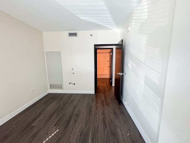Building Photo - Little Italy Updated Townhome Style 2Bed 2...
