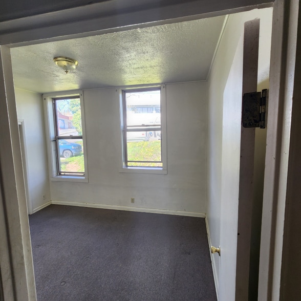 Building Photo - 216 E Jewett Blvd