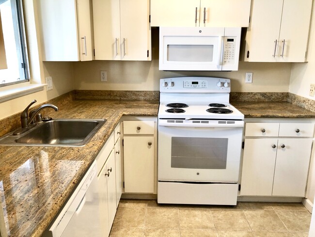 Building Photo - Very Nice 1 bedroom in gated community $1095
