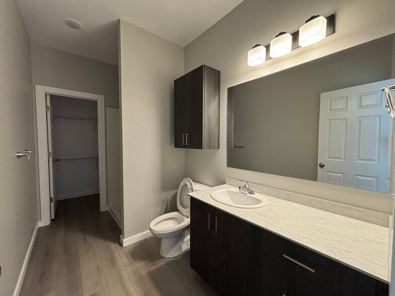 Building Photo - 4940 W Minota St