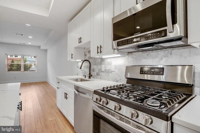 Building Photo - 1225 Raum St NE