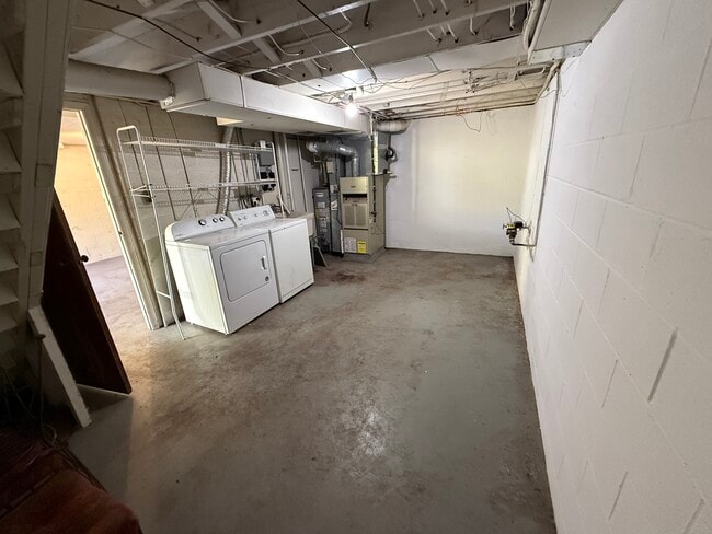 Building Photo - 111 Roberts Dr