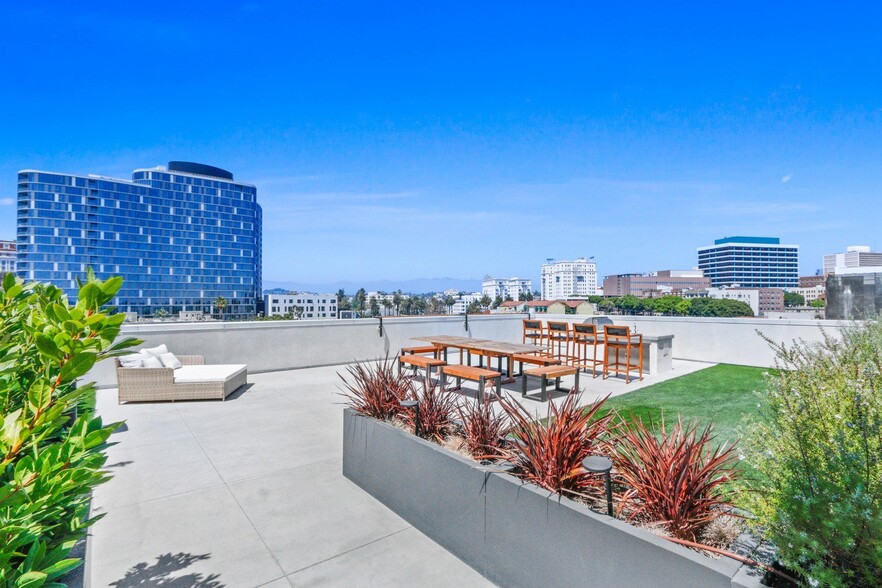 Rooftop Deck - Zephyr Koreatown