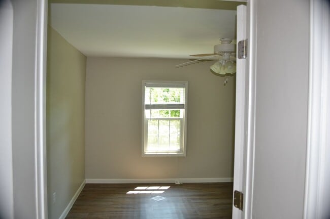 Building Photo - Charming 2 Bed/ 1 Bath Coming Soon!!!