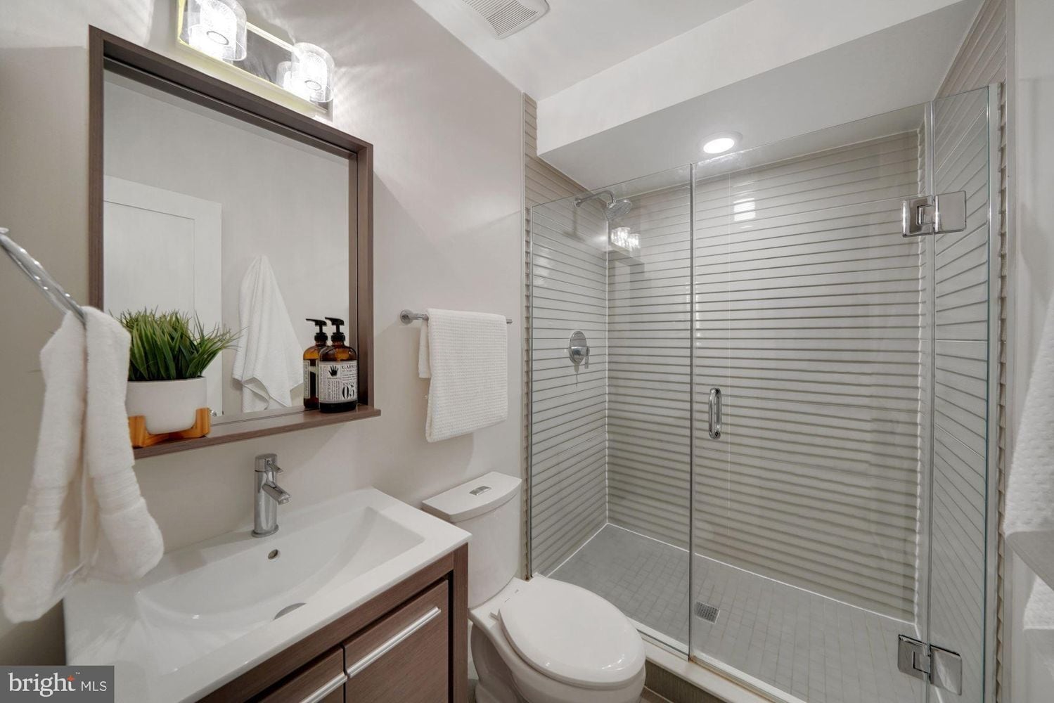 Building Photo - 703 Newton Pl NW