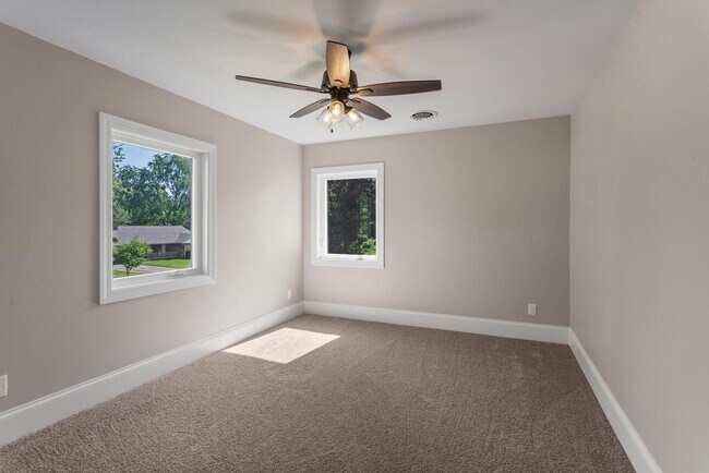 Building Photo - Four bedroom executive rental available now in Champaign's sought after Devonshire neighborhood!