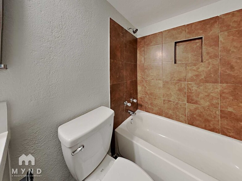 Building Photo - 5650 S 46th Pl