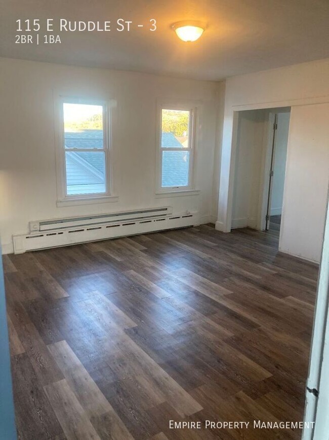 Building Photo - Available Now! 3rd Fl- 2 bedroom/1 bathroo...