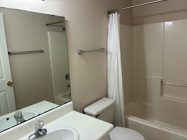 Building Photo - 122 Woodbridge Ct