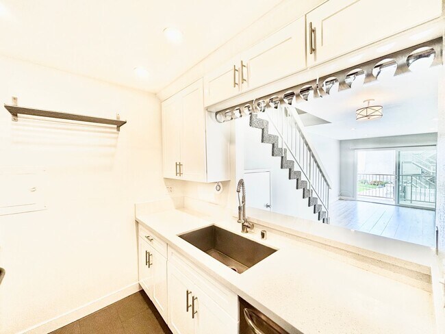 Building Photo - 258 E Surfside Dr