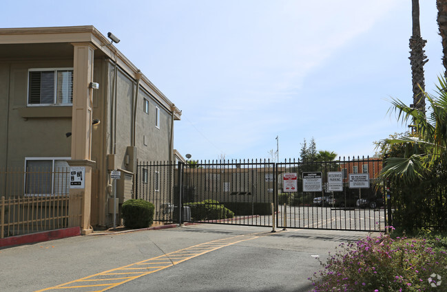 Building Photo - Tara Linda Manor Apartments