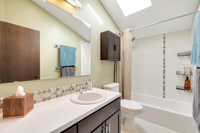 Building Photo - Modern 2-Bedroom Townhome in the Heart of ...
