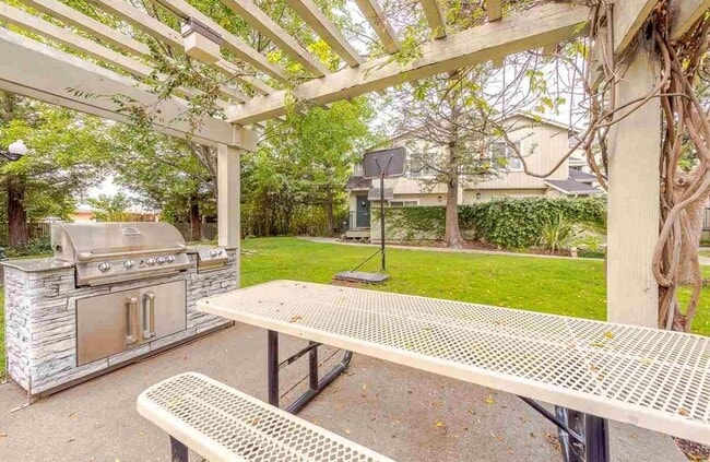 Building Photo - Utilities Paid! Modern Loft-Style Condo wi...