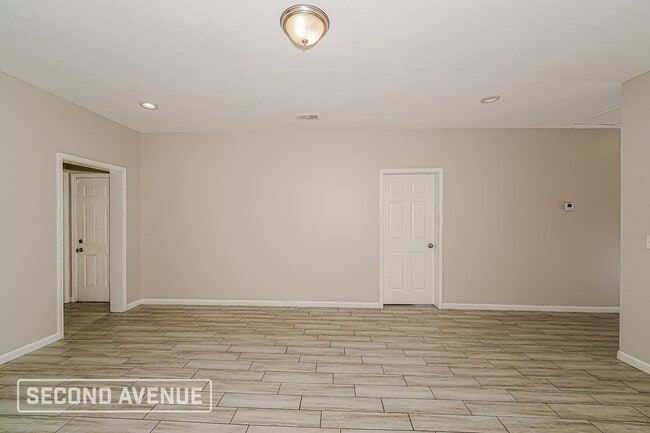 Building Photo - 544 7th St S