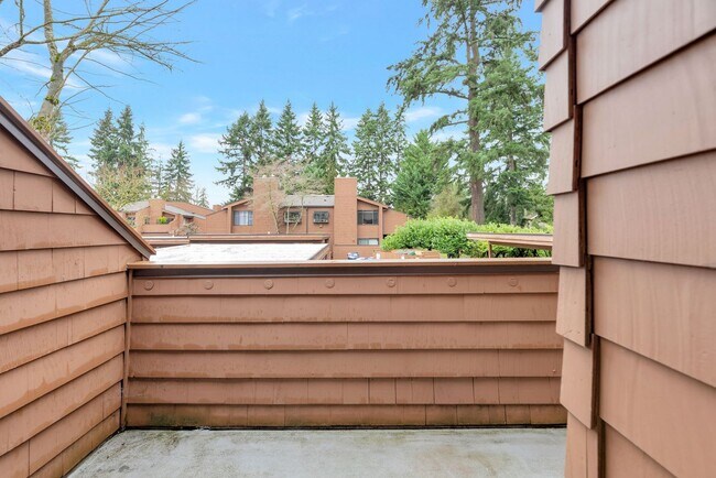Building Photo - Great 1bed 1bath Location in Kirkland! Parking and W/S/G included in rent