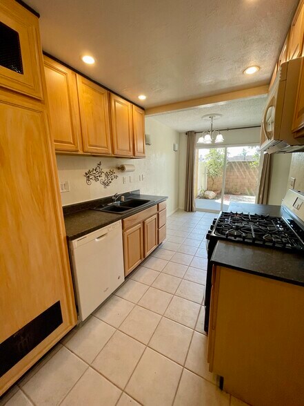 Building Photo - 918 S Mountain Ave