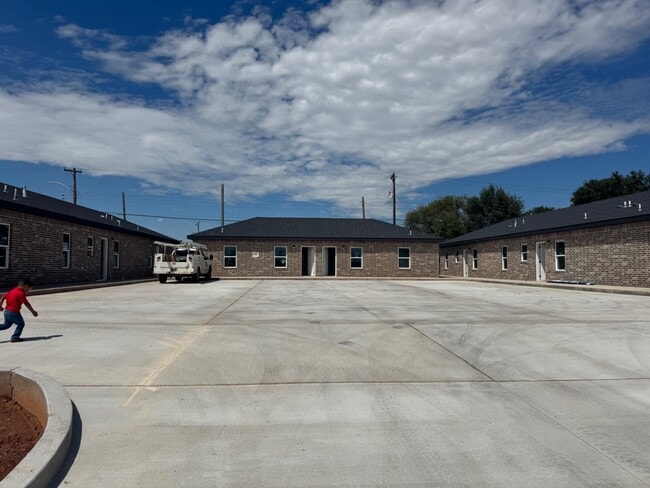 Primary Photo - 708 West St